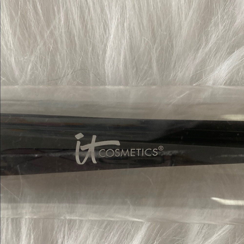 New IT Cosmetics Heavenly Luxe Radiance Brush #14 - Picture 7 of 9
